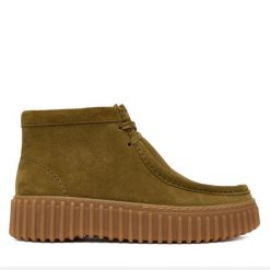 Trzewiki Clarks. Brązowe botki Clarks, bez wzorów, bez obcasa, na płaskiej podeszwie, bez zapięcia. Za 569.99 zł.
