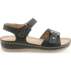 Sandały damskie comfort DK 25131 czarne. Czarne sandały DK, bez wzorów, z syntetyku, bez obcasa, bez zapięcia. W wyprzedaży za 59.95 zł.
