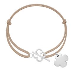 Bransoletka ze srebrną zawieszką i zapięciem w kształcie koniczyny na beżowym sznurku. Brązowe bransoletki Lilou, posrebrzane. Za 278.00 zł.
