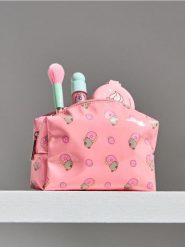 Kosmetyczka Pusheen the cat - różowy. Czerwone kufry i kosmetyczki Sinsay, bez wzorów, bez dodatków. Za 15.99 zł.
