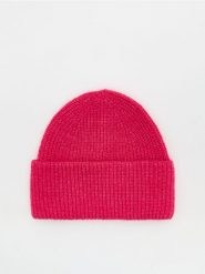 Czapka beanie - fuksja. Czerwone czapki Reserved, bez wzorów. W wyprzedaży za 25.99 zł.