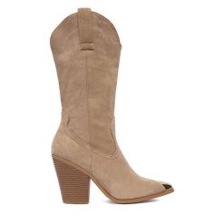 Kowbojki DeeZee. Brązowe kozaki DeeZee, bez obcasa, na słupku, bez zapięcia. Za 239.99 zł.