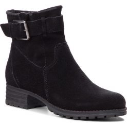 Botki CLARKS - Marana Amber 261372364 Black Suede. Czarne botki Clarks, bez wzorów, z materiału, bez obcasa, na obcasie, bez zapięcia. W wyprzedaży za 299.00 zł.