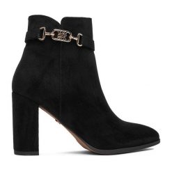 Botki Nine West. Czarne botki Nine West, bez wzorów, bez obcasa, na słupku, bez zapięcia. Za 289.99 zł.