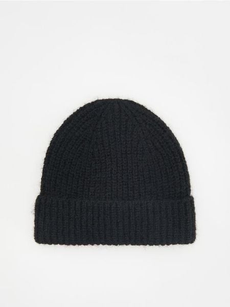 Czapka beanie z domieszką wełny - czarny. Czarne czapki Reserved, bez wzorów, z wełny. W wyprzedaży za 35.99 zł.