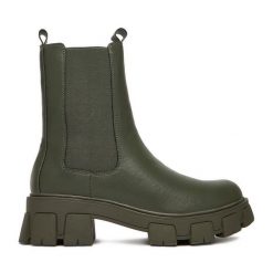 Sztyblety DeeZee. Brązowe botki DeeZee, bez wzorów, bez obcasa, na płaskiej podeszwie, bez zapięcia. Za 239.99 zł.