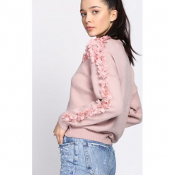 Różowy Sweter Liquid Blue. Czerwone swetry Born2be, uniwersalny, z aplikacjami, bez ramiączek. Za 79.99 zł.