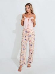 Wiskozowa piżama dwuczęściowa z motywem kwiatowym - różowy. Czerwone piżamy Sinsay, bez wzorów, z wiskozy, bez ramiączek. Za 59.99 zł.