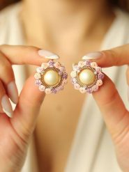 Pierres de Jade Pozłacane kolczyki-wkrętki z perłami i cyrkoniami rozmiar: onesize. Pomarańczowe kolczyki Pierres de Jade, z cyrkonią, pozłacane. Za 60.99 zł.