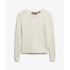 Sweter z cienkimi warkoczami, klasyczny, okrągły dekolt, damski Superdry. Białe swetry Superdry, na zimę, bez wzorów, ze splotem, bez ramiączek. Za 238.50 zł.