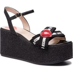Sandały LOVE MOSCHINO - JA16188I07JH200A Nero. Czarne sandały Love Moschino, bez wzorów, z materiału, bez obcasa, na obcasie, bez zapięcia. W wyprzedaży za 719.00 zł.