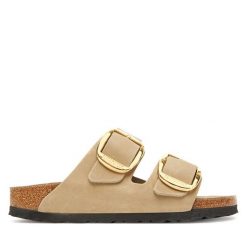 Klapki Birkenstock. Brązowe klapki Birkenstock, bez wzorów, bez obcasa. Za 679.99 zł.