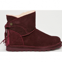 Bearpaw - Śniegowce. Fioletowe botki Bearpaw, bez wzorów, z materiału, z okrągłym noskiem, bez obcasa, na obcasie, bez zapięcia. W wyprzedaży za 379.90 zł.