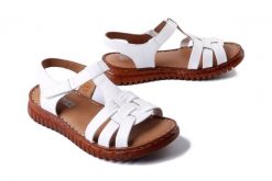 ARTIKER RELAKS 54C0813 biały, sandały damskie. Białe sandały Artiker Relaks, bez wzorów, bez obcasa, bez zapięcia. Za 239.90 zł.