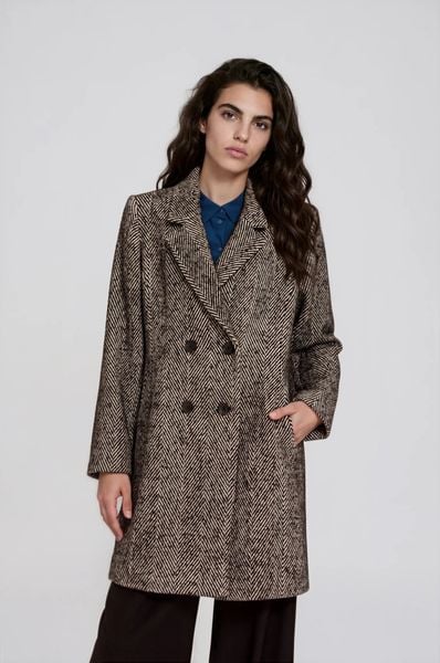 Krótki płaszcz w jodełkę czarny. Czarne płaszcze MOODO, l, bez wzorów, z poliamidu, bez kaptura. Za 289.99 zł.