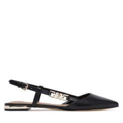Sandały Guess. Czarne sandały Guess, z aplikacjami, bez obcasa, na płaskiej podeszwie, bez zapięcia. Za 399.99 zł.