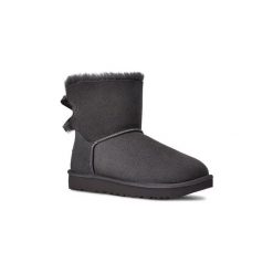 Śniegowce damskie UGG MINI BAILEY BOW II. Szare trapery i śniegowce UGG. Za 692.99 zł.