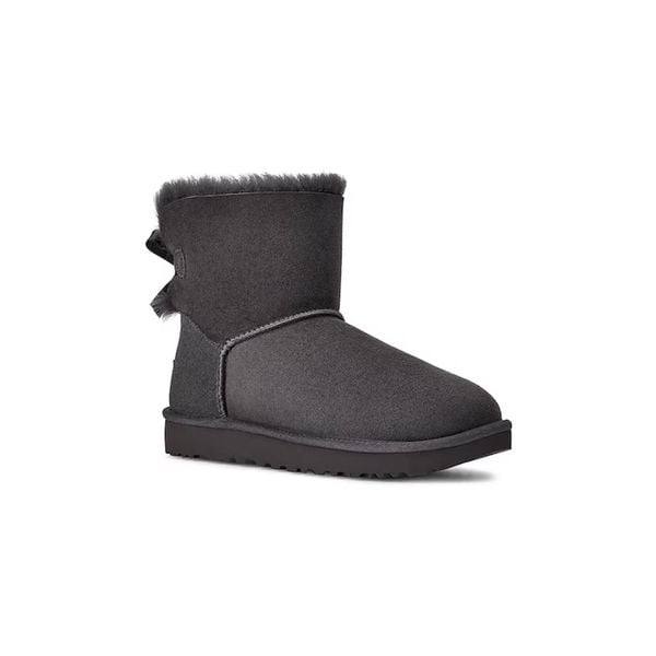 Śniegowce damskie UGG MINI BAILEY BOW II. Szare trapery i śniegowce UGG. Za 692.99 zł.