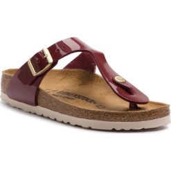 Japonki BIRKENSTOCK - Gizeh Bs 1013074 Patent Bordeaux. Czerwone klapki Birkenstock, bez wzorów, ze skóry ekologicznej, bez obcasa. W wyprzedaży za 199.00 zł.