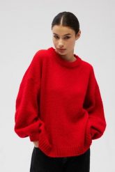 Sweter oversize z bufiastymi rękawami w kolorze INTENSE RED - RIVERO-UNI. Czerwone swetry Marsala, na lato, bez wzorów, z poliamidu, bez ramiączek. Za 349.90 zł.