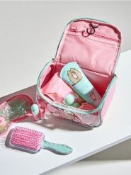 Kosmetyczka kuferek Pusheen the Cat - wielobarwny. Kufry i kosmetyczki Sinsay, bez wzorów, bez dodatków. Za 29.99 zł.