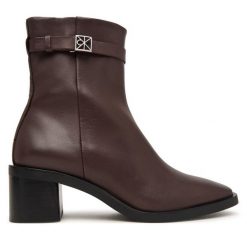 Botki Calvin Klein. Brązowe botki Calvin Klein, bez wzorów, bez obcasa, na słupku, bez zapięcia. Za 849.99 zł.