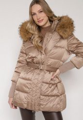 Ciemnobeżowa Kurtka z Pikowanymi Przeszyciami Paskiem i Kapturem z Futrem Lidanessa. Brązowe kurtki narciarskie Born2be, l, bez wzorów, z dzianiny, narciarskie. Za 269.99 zł.