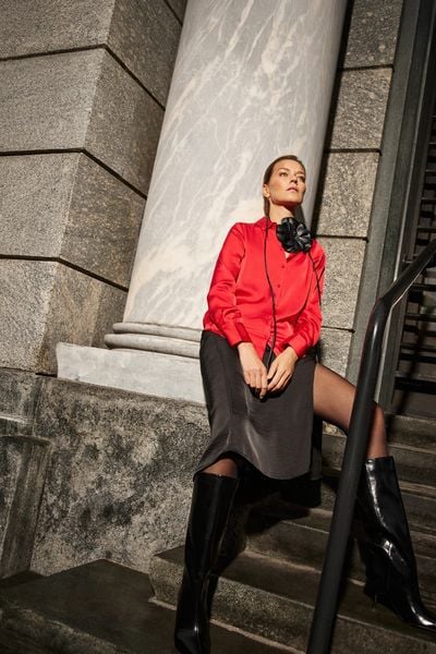 Koszula gładka czerwona. Czerwone koszule MOODO, l, bez wzorów, z poliesteru, bez kołnierzyka, bez ramiączek. W wyprzedaży za 79.99 zł.