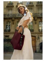 Christian Laurier Skórzana torebka "Jeny" w kolorze bordowym - 29 x 32 x 13 cm rozmiar: onesize. Brązowe torby na ramię Christian Laurier, bez wzorów, z materiału, na ramię, bez dodatków. Za 326.32 zł.