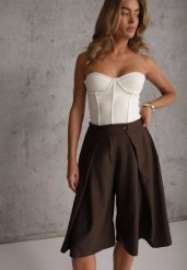 Brązowe Szeroki Szorty Eleganckie Bermudy High Waist z Zaszewkami w Talii Choniala. Brązowe szorty Renee, bez wzorów, biznesowe, z podwyższonym stanem. Za 119.99 zł.