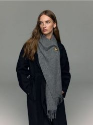 Wełniany szalik - ciemnoszary. Szare szaliki Reserved, bez wzorów, z wełny. Za 199.99 zł.