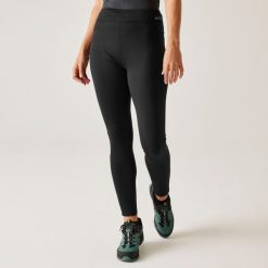 Legginsy damskie ocieplane Holeen II Winter. Czarne legginsy Regatta, bez wzorów, z materiału. W wyprzedaży za 69.99 zł.