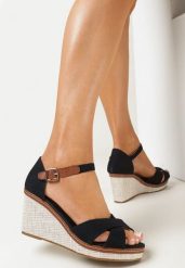 Czarne Sandały na Plecionym Koturnie w Stylu Espadryli Nartha. Czarne sandały Born2be, bez wzorów, eleganckie, z otwartym noskiem, bez obcasa, na koturnie, bez zapięcia. Za 49.99 zł.