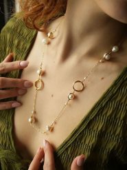 L'Atelier de Gaia Pozłacany naszyjnik z perłami - dł. 70 cm rozmiar: onesize. Białe naszyjniki L'Atelier de Gaia, z perłą, pozłacane. Za 118.01 zł.