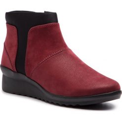 Botki CLARKS - Caddell Sloane 261378704 Burgundy. Czerwone botki Clarks, bez wzorów, z materiału, bez obcasa, na obcasie, bez zapięcia. W wyprzedaży za 279.00 zł.
