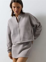 Krótka bluza z błyszczącymi aplikacjami - szary. Szare bluzy Sinsay, l, z aplikacjami, bez kaptura. Za 59.99 zł.