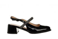 Sandały Loretta Vitale C3805 Black 514280, Czarny, Skóra lakierowana - 39. Czarne sandały Loretta Vitale, bez wzorów, z lakierowanej skóry, bez obcasa, na obcasie, bez zapięcia. W wyprzedaży za 251.10 zł.