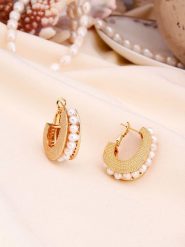 L'Atelier de Gaia Pozłacane kolczyki z perłami rozmiar: onesize. Białe kolczyki L'Atelier de Gaia, z perłą, pozłacane. Za 82.99 zł.