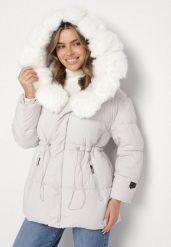 Biała Kurtka z Pikowanymi Przeszyciami i Kapturem z Futerkiem Galiadia. Białe kurtki sportowe Born2be, l, bez wzorów, z jeansu, trekkingowe. Za 229.99 zł.
