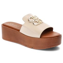 Beżowe Klapki Simius Eleganckie Buty Na Koturnie. Brązowe klapki Simius, bez wzorów, ze skóry ekologicznej, bez obcasa, na koturnie. Za 85.00 zł.