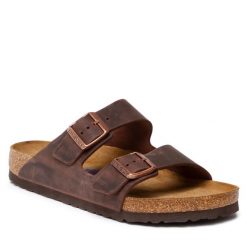 Klapki Birkenstock. Brązowe klapki Birkenstock, bez wzorów, bez obcasa. Za 539.99 zł.