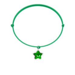 Bransoletka z posrebrzaną gwiazdką z zielonym kryształem na trawiastym sznurku. Zielone bransoletki Lilou, posrebrzane. Za 99.00 zł.
