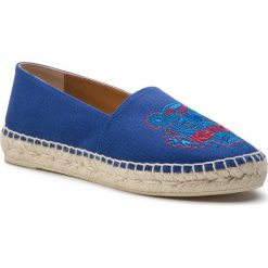 Espadryle KENZO - F952ES180F70 Bleu France 74. Niebieskie espadryle Kenzo, bez wzorów, z materiału, bez obcasa, na płaskiej podeszwie, bez zapięcia. W wyprzedaży za 449.00 zł.