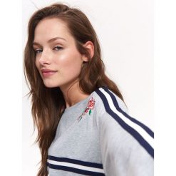 BLUZA NIEROZPINANA DAMSKA Z HAFTEM, Z TAŚMAMI. Szare bluzy TROLL, na lato, xs, bez wzorów, bez kaptura. W wyprzedaży za 49.99 zł.