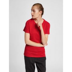 Koszulka damska Hummel Red Basic. Czerwone koszulki sportowe Hummel, bez wzorów, z bawełny, bez ramiączek. Za 120.00 zł.