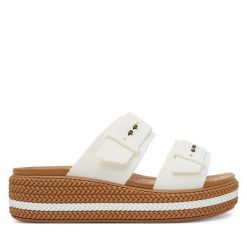 Klapki Crocs. Białe klapki Crocs, bez wzorów, bez obcasa. Za 239.99 zł.
