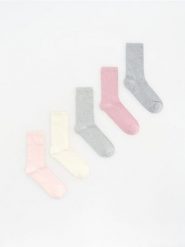 Ażurowe skarpetki 5 pack - różowy. Czerwone skarpety Reserved, w ażurowe wzory. Za 49.99 zł.