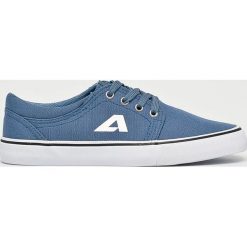 American Club - Tenisówki. Czerwone trampki American CLUB, bez wzorów, z gumy, bez zapięcia. W wyprzedaży za 34.90 zł.