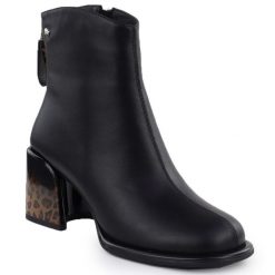 Skórzane botki damskie na ozdobnym obcasie czarne Goe SS2N4214. Czarne botki GOE, bez wzorów, z materiału, bez obcasa, bez zapięcia. Za 429.99 zł.