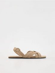 Skórzane sandały z paskami - beżowy. Brązowe sandały Reserved, bez wzorów, ze skóry, bez obcasa, bez zapięcia. Za 139.99 zł.
